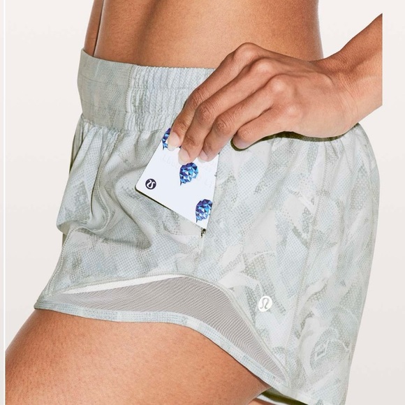 Lululemon Hotty Hot Short II *2.5" in Jasmine White Multi / White shorts size 8 - Picture 2 of 14